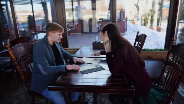 Economista e ingeniero eligen platos en acogedora cafetería — Vídeos de Stock