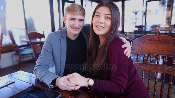Очаровательная пара делает селфи и выглядит счастливой в кафе . — стоковое видео