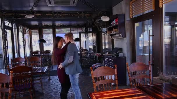 Щаслива пара танцює в порожньому кафе . — стокове відео