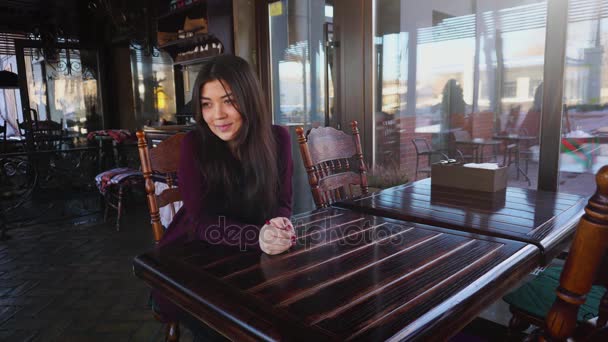 Model wachten fotograaf voor een fotoshoot in café. — Stockvideo