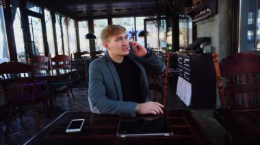 Masanın smartphone ve konuşan laptop ile işadamı