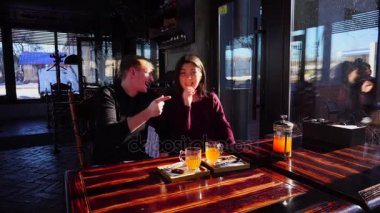 Kafede oturan ve birlikte gülerek eski dostlar.