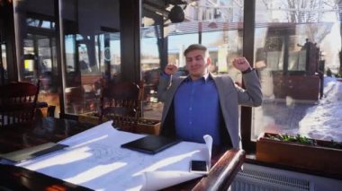 Café'de Proje hazırlanması ile dinlenme İnşaat şirketi yöneticisi.
