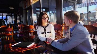 Genç Sekreter patron kafede ile el sıkışma reddediyor.