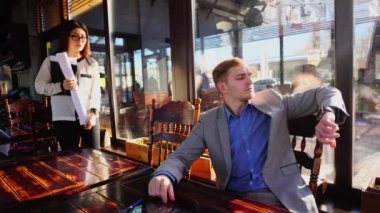 Genç kadın mimar kafede işveren karşılar.