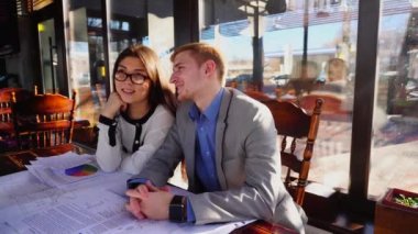 Mimarlık Fakültesi tatiller hakkında ders çalışma sonra hayal grup arkadaşları.