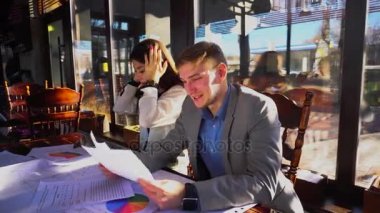 Genç Mimarlar kafeterya masada yeni proje oluşturma.