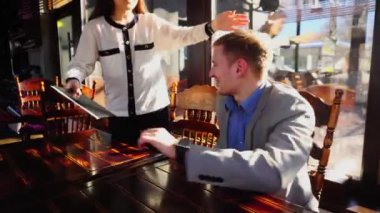 Café'de toplantı ve sarılma eski dostlar.