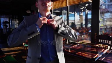 Kafede kız için bekleyen ve mavi gömlek ayarlama ferah adam.