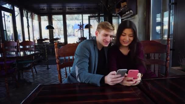 Para za pomocą smartfonów, aby wybrać miejsce do wypoczynku latem. — Wideo stockowe