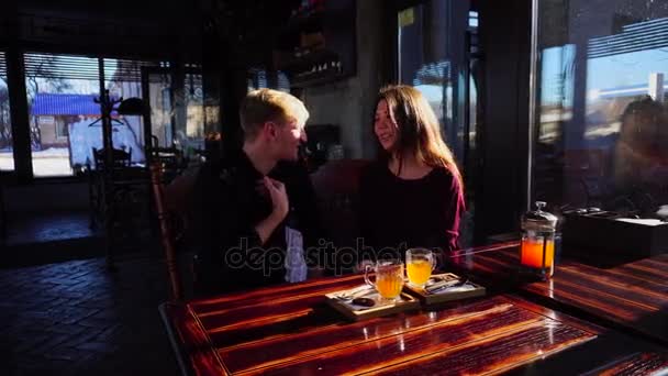 Brother and sister having fun at cafe. — Stock Video