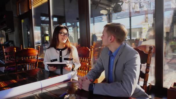 Kvinnlig student prata med arkitektur professor art café. — Stockvideo