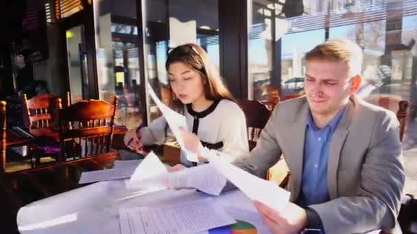 Amigos fazendo tarefa em casa usando diagramas de cores . — Vídeo de Stock