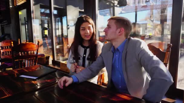 Jonge zakenman praten met eigen psycholoog aan café tafel. — Stockvideo