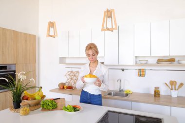 Güzel kız poz ve yiyor patates cipsi, tribünlerde ki ortasına