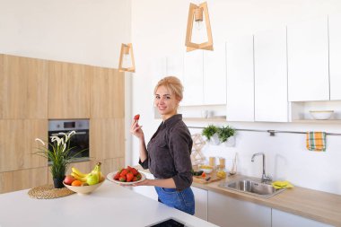 Güzel kadın poz ve kamera olgun st plaka ile gülümseyen