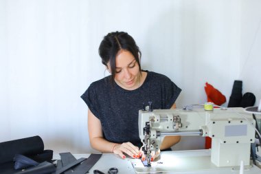 smartphone kullanarak Internet fikirler arıyor craftswoman.