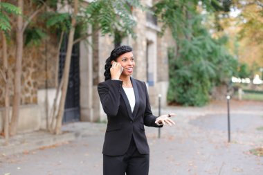 Siyah kadın kişi smartphone dışında sohbet.