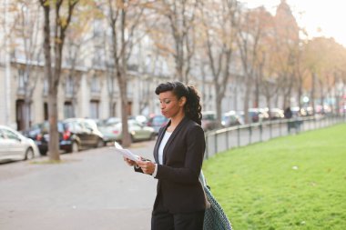 Smartphone ve yürüyen o tarafından müşterilerle konuşurken salonu Danışmanı