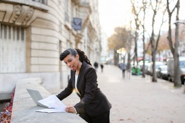 Afro Amerikan Yöneticisi balkonda laptop ile çalışma.