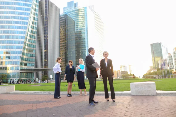 La Defense Paris w konuşurken iş organizasyonu çalışanları