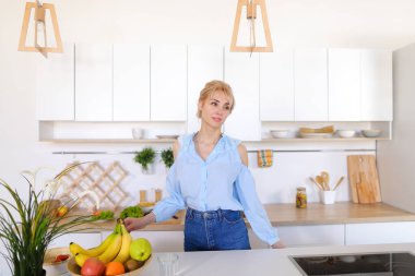 Üzgün kadın sarışın karın ve DRI hoş olmayan rahatsızlık hissediyor