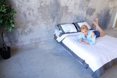 Çift sıra yalan dinlenme ve Evet, güzel bir kadın olmak