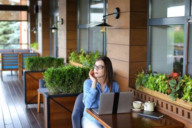 Tipik dizüstü klavye üzerinde eller yukarı kapatın  .