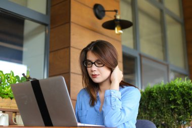 Güzel öğrenci restoranda laptop ile çalışma.