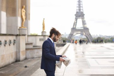 Melez pressman gazete makalesi Eiffel Tower yakınındaki okuma.