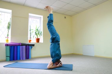 Güzel genç Amerikalı asanas yoga gerçekleştirir..