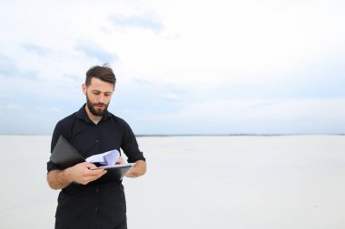 Oluşturucu adam ıssız pla yeni konut kompleksi planlama