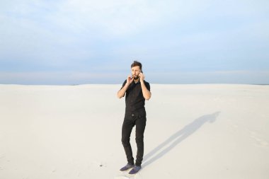 Koca sahil sm yürüyüş karısı ile smartphone üzerinde konuşma