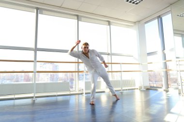 Genç sarışın dansçı kazanan beyaz elbiseli sahiptir ve sıcak yapar