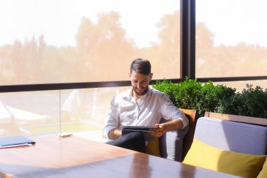 Avrupa işadamı kafeterya masada tablet kullanma.