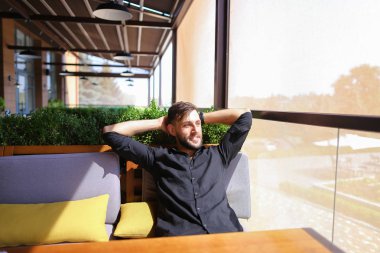 Kağıtları sıralama ve dizüstü bilgisayar kapağının kapatılması çevirmen.