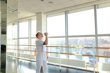 Spor içinde özenle model rock Salonu büyük windo ile Basında