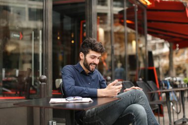 Sevindirici ve smartphone ile sohbet müreffeh Satış Müdürü