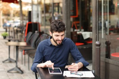 Yolculuk bileti para kartı ve tablet ile seyahat  .