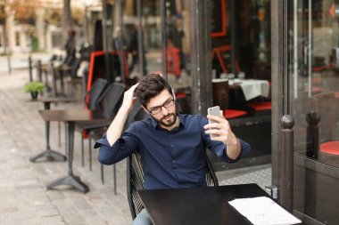 Arap adam selfie smartphone ile kafeterya masada yapma.