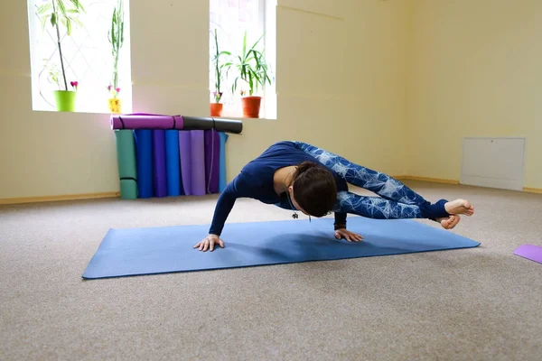 Nueva madre usa la clase de yoga para revivir el dolor en la columna vertebral — Foto de Stock