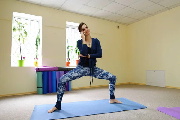 Nueva madre usa la clase de yoga para revivir el dolor en la columna vertebral — Foto de Stock
