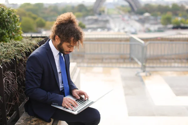 Travel manager che utilizza laptop con Torre Eiffel in background in s — Foto Stock