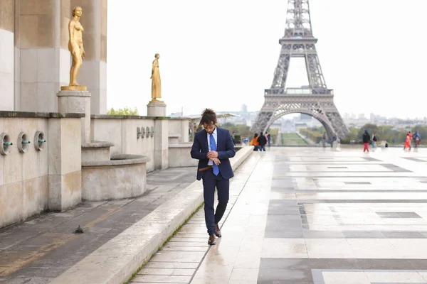 Jocund mulato chico delirando cerca de la Torre Eiffel y llamando amigo b — Foto de Stock