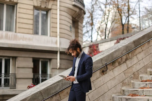 Guapo medio nigeriano niño quedarse con la tableta y ver en w — Foto de Stock