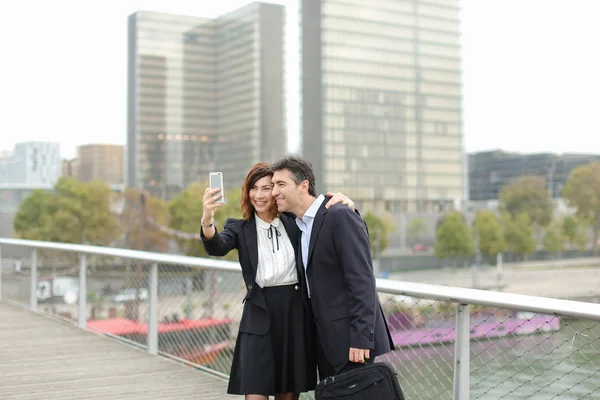 Comerciante homem e gerente de RH mulher usando smartphone tomando sel — Fotografia de Stock