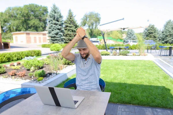 Kaukasische zakenman werken met laptop en documenten aan tafel — Stockfoto