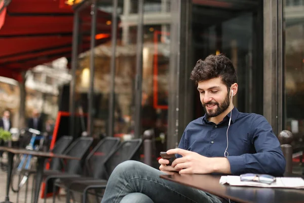 Suerte hombre de negocios charlando por teléfono inteligente y disfrutando con éxito — Foto de Stock