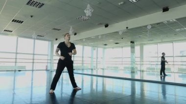 Sporcu spor salonu Studio egzersizleri yapıyor.