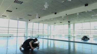 Spor salonunda germe yapan erkek